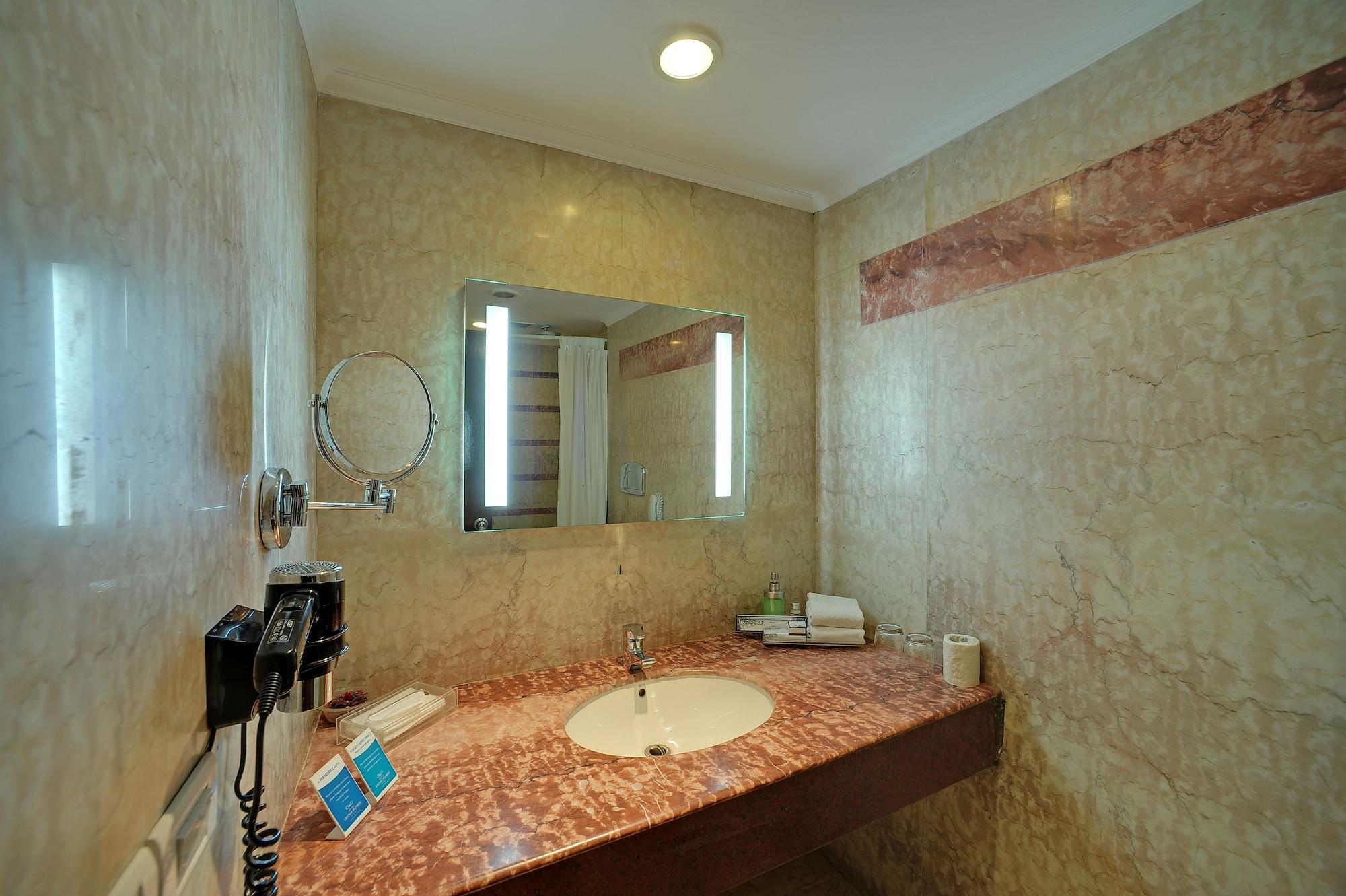 Royal Sarovar Portico Siliguri Eksteriør billede