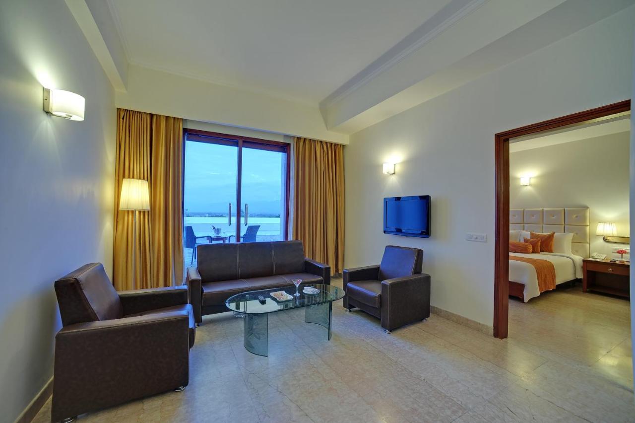 Royal Sarovar Portico Siliguri Eksteriør billede