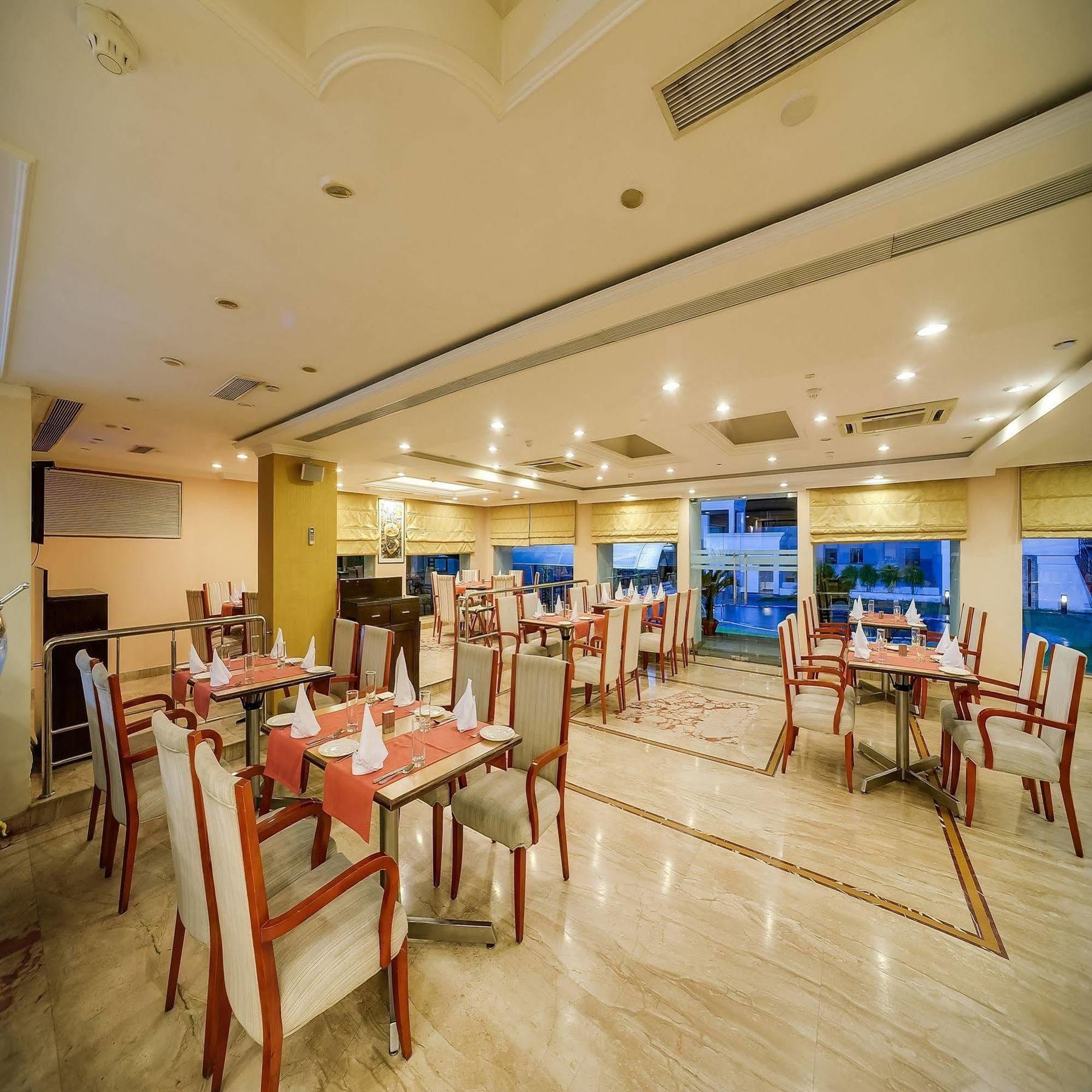 Royal Sarovar Portico Siliguri Eksteriør billede