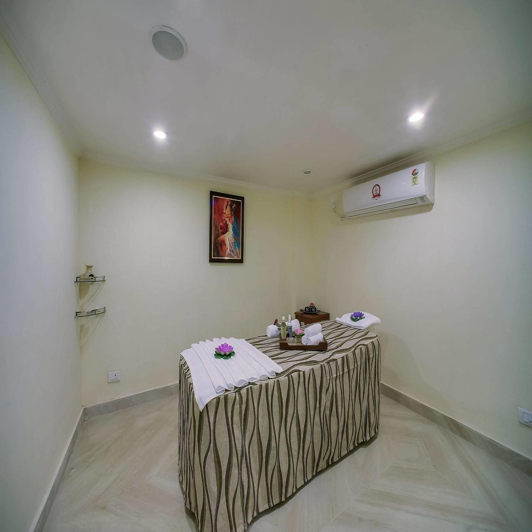 Royal Sarovar Portico Siliguri Eksteriør billede