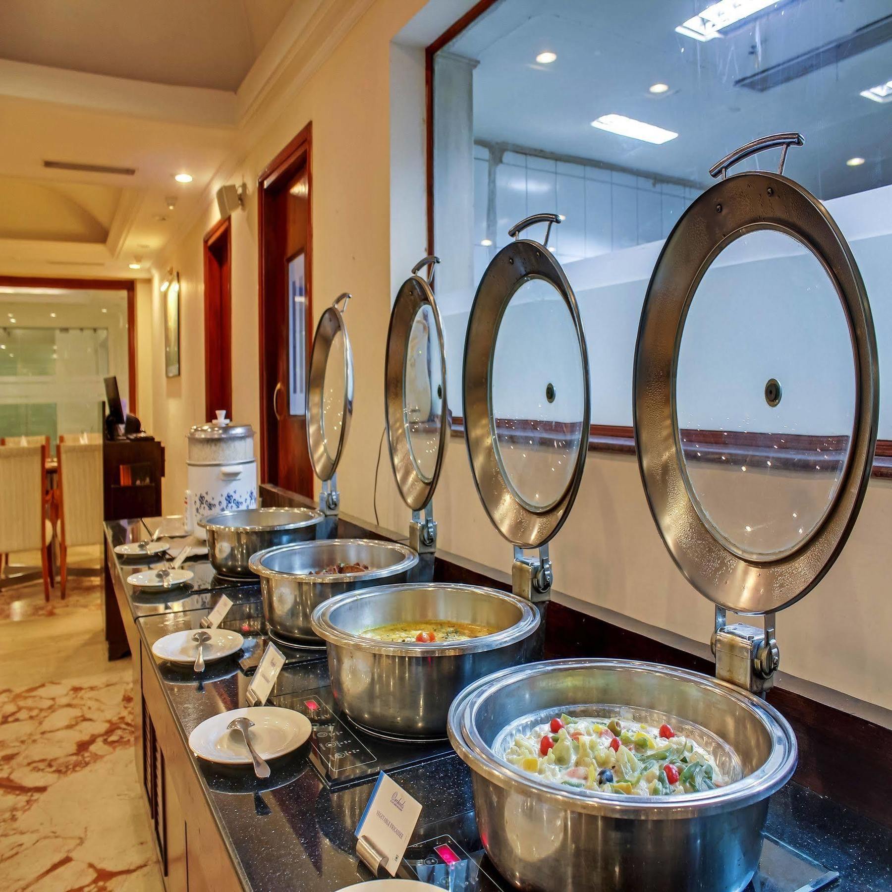 Royal Sarovar Portico Siliguri Eksteriør billede