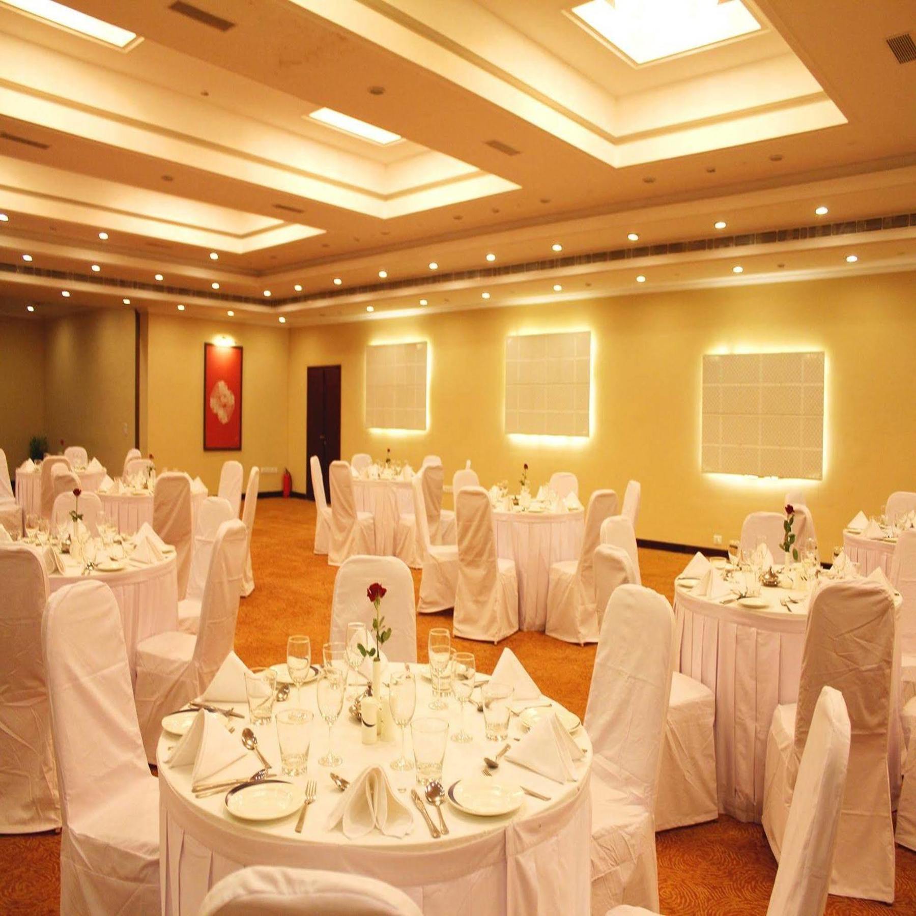 Royal Sarovar Portico Siliguri Eksteriør billede