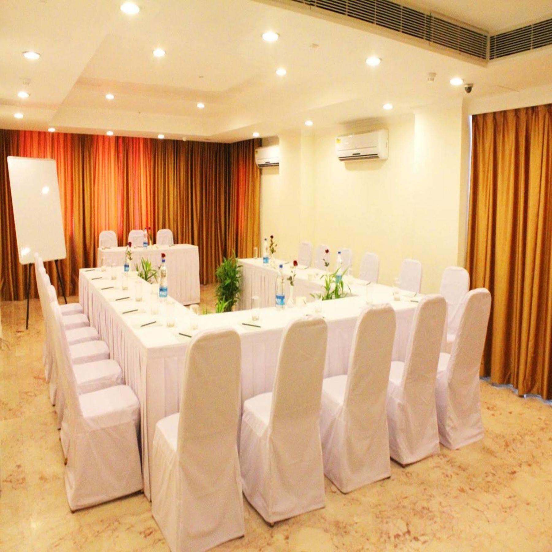 Royal Sarovar Portico Siliguri Eksteriør billede