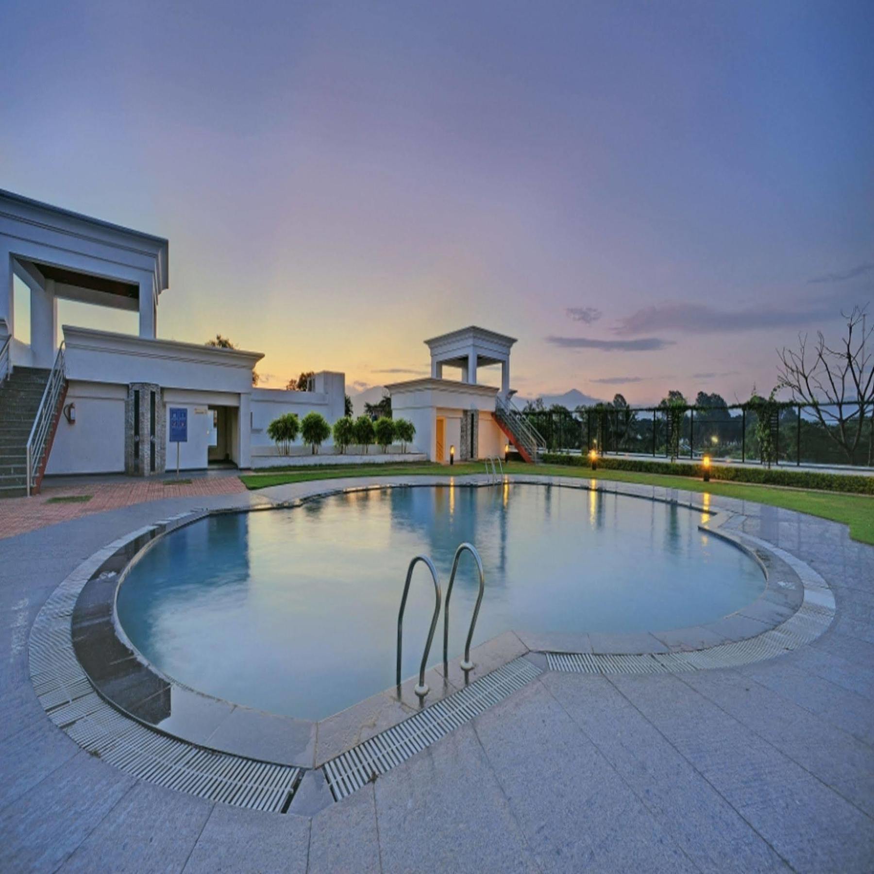 Royal Sarovar Portico Siliguri Eksteriør billede