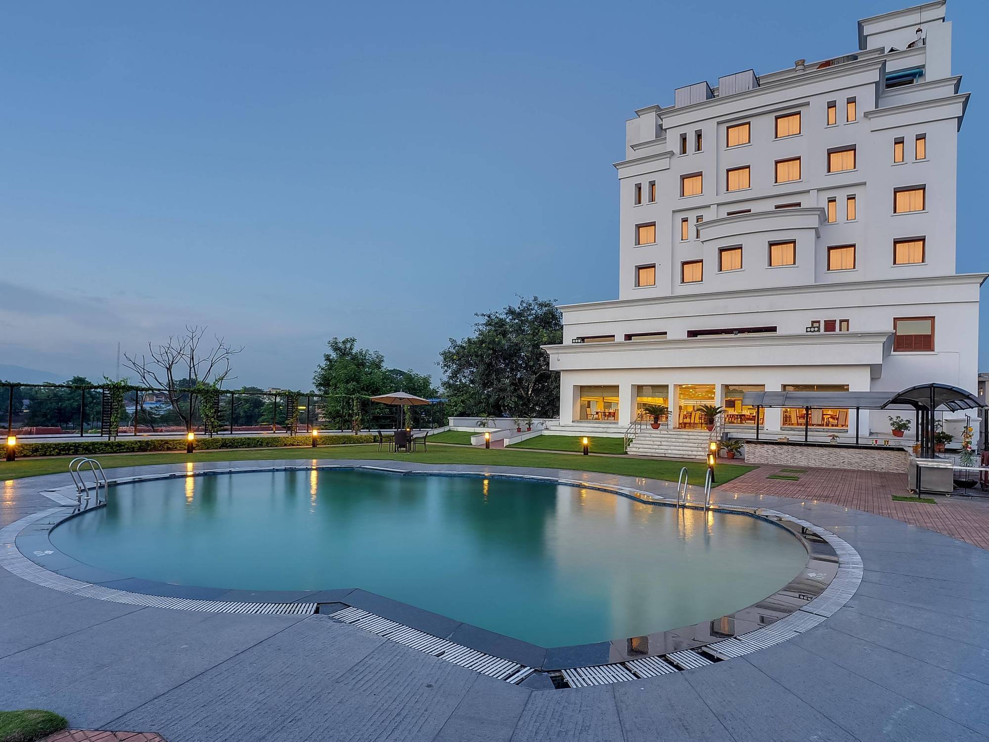 Royal Sarovar Portico Siliguri Eksteriør billede